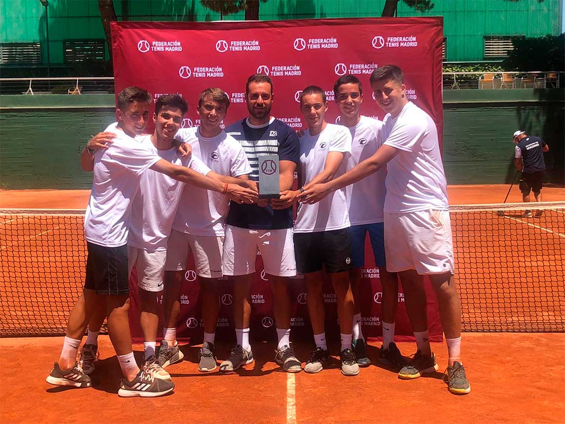 La Escuela de Alto Rendimiento de Tenis de la Universidad Europea gana el campeonato junior #JOBO de Madrid por equipos masculino