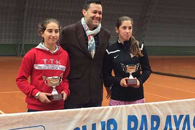La jugadora de la UEM Laura López cayó en la final del Campeonato de Cantabria Cadete 2016.
