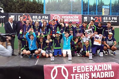 Campeones en la 1º división Liga Juvenil de Madrid.  Escuela de Alto Rendimiento de Tenis de la UEM