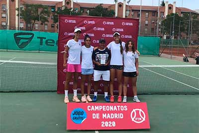 El equipo junior femenino de la Escuela de Alto Rendimiento de Tenis de la Universidad Europea, Campeón de Madrid