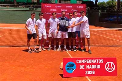 El equipo junior masculino de la Escuela de Alto Rendimiento de Tenis de la Universidad Europea, Campeón de Madrid