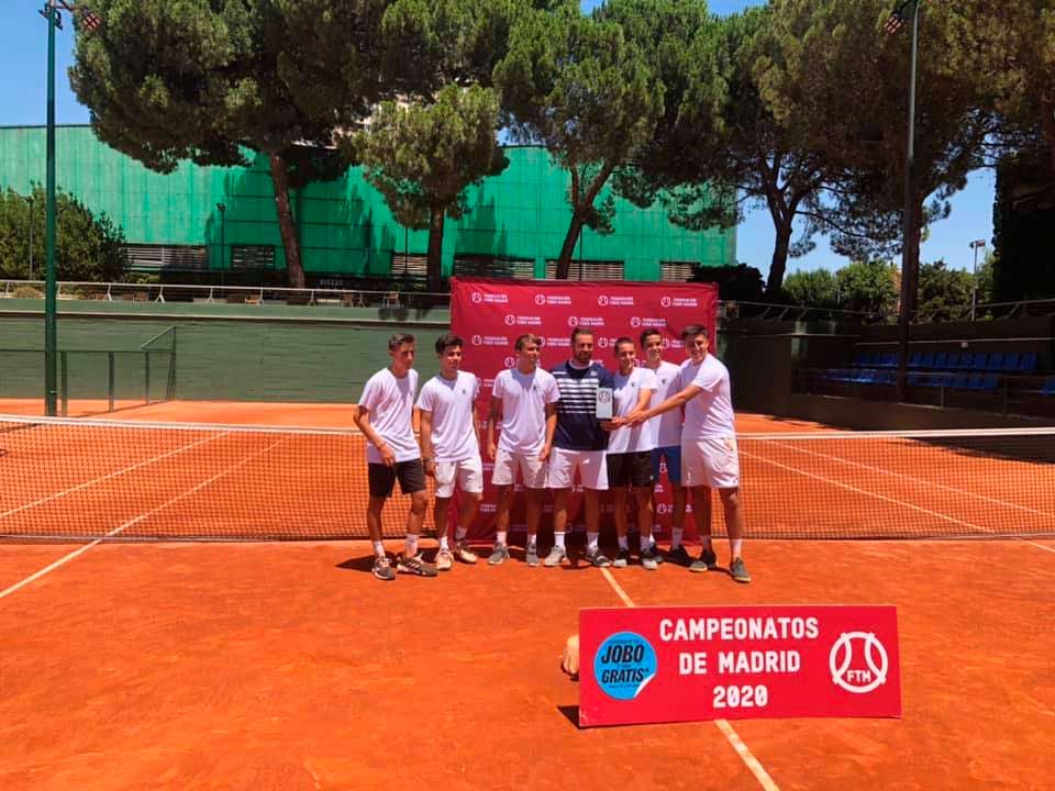 El equipo junior masculino de la Escuela de Alto Rendimiento de Tenis de la Universidad Europea, Campeón de Madrid