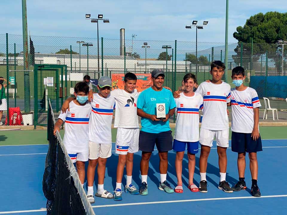 Subcampeones en el Campeonato por Equipos Infantil de Madrid. Escuela de Alto Rendimiento de Tenis