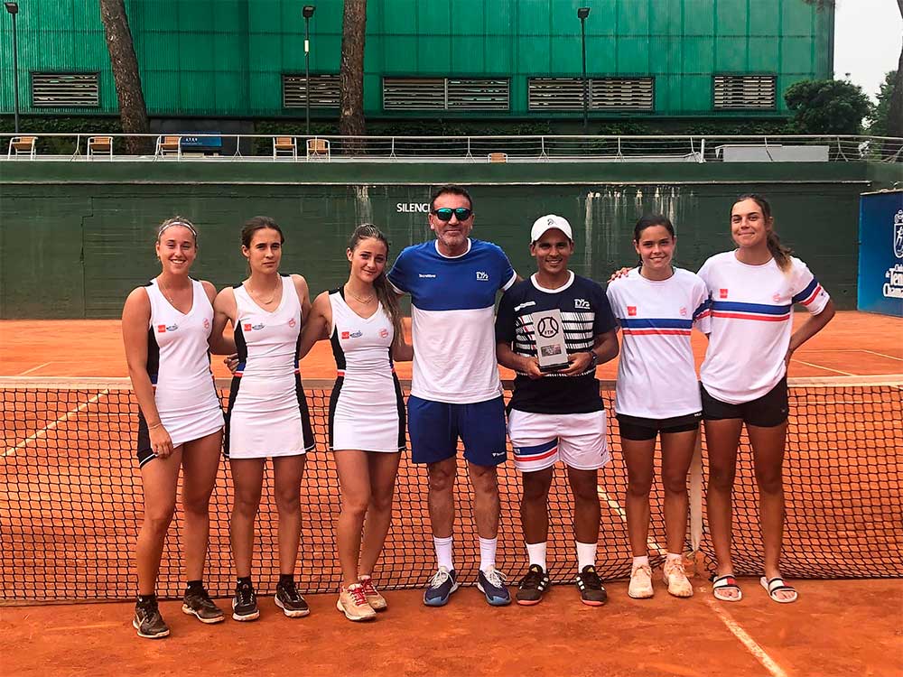El equipo junior femenino Campeón de Madrid en primera división. Escuela de Alto Rendimiento de Tenis de la UE