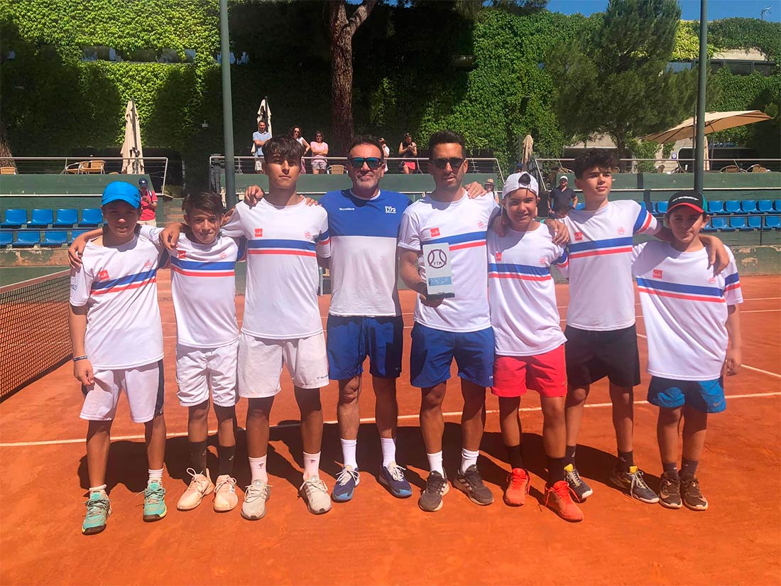 El equipo infantil masculino Campeón de Madrid en primera división. Escuela de Alto Rendimiento de Tenis de la UE