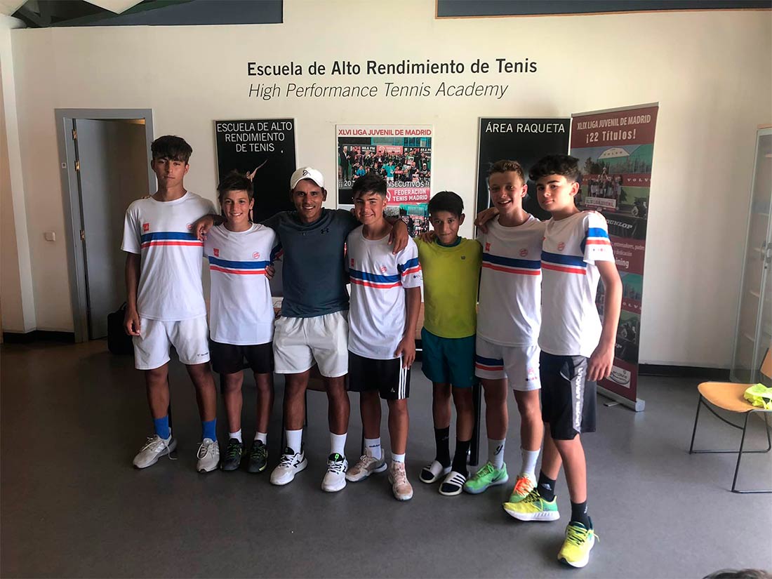 El equipo infantil masculino Campeón de Madrid en primera división. Escuela de Alto Rendimiento de Tenis de la UE