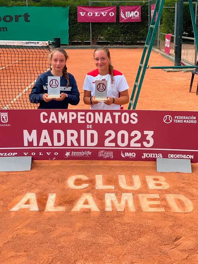 Nuestras jugadoras de la UE, campeonas de Madrid infantil de dobles